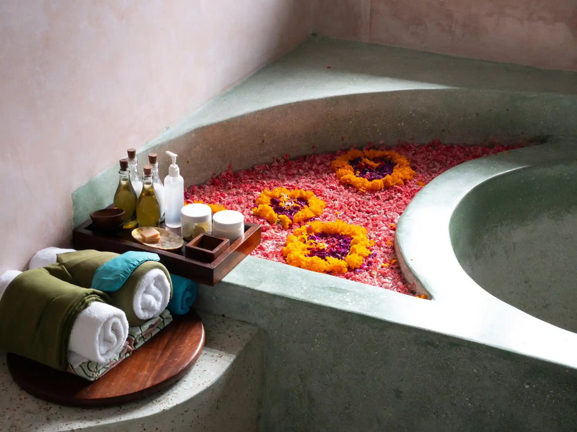 Hot oil massage at Prive Spa Gulshan
